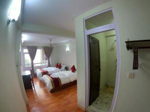 Postel nebo postele na pokoji v ubytování Om Tara Guest House Pvt Ltd