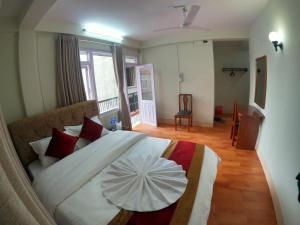 Postel nebo postele na pokoji v ubytování Om Tara Guest House Pvt Ltd