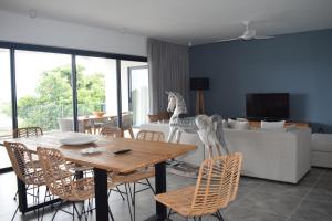 a dining room with a table with a statue of a giraffe at Superbe appartement avec vue mer et montagnes. in Tamarin