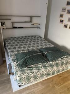 Posteľ alebo postele v izbe v ubytovaní Le cocon blanc: T2 centre Ax neuf et équipé 8 pers