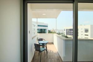 een balkon met een tafel en stoelen en uitzicht bij Phaedrus Living: Luxury Suite Nicosia 504 in Nicosia