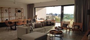 Posezení v ubytování Superbe appartement avec vue mer et montagnes. + 17 fotografií