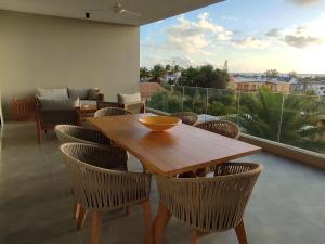 Rõdu või terrass majutusasutuses Superbe appartement avec vue mer et montagnes.
