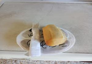 uma sanduíche num prato numa mesa em Auberge de Jeunesse Chez Mc Donald em Zevaco