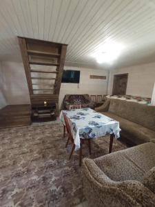 ein Wohnzimmer mit Sofas, einem Tisch und einem Sofa in der Unterkunft На Березові in Krivorovnya