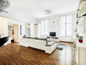 sala de estar con muebles blancos y reloj en la pared en Vicus Apartment by Irundo en Zagreb