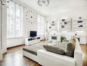 Il comprend un salon blanc doté d'un canapé et d'une télévision. dans l'établissement Vicus Apartment by Irundo, à Zagreb