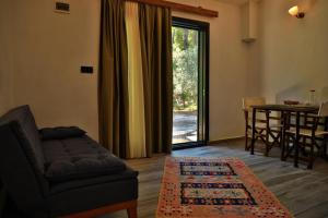 ein Wohnzimmer mit einem Sofa und einem Tisch in der Unterkunft Olympos Five Rooms Apart no 1 in Antalya