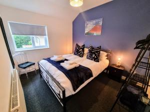 Tempat tidur dalam kamar di No.1 Bloom Apartments, Bath