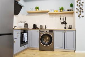 ブカレストにあるSUNSHINE - New & Quiet 1BR Apt, Business area, close to Airport, Highway A3, Subwayのキッチン(洗濯機付) +34枚の写真