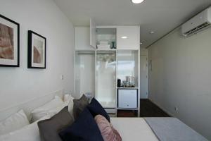 um quarto com uma cama branca e um sofá em Phaedrus Living: Luxury Suite Nicosia 505 em Nicósia