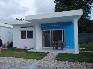 mały biały dom ze stołem i krzesłami w obiekcie Casa merengue w mieście Las Terrenas
