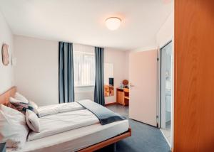 Tempat tidur dalam kamar di Hotel Rössli Luterbach