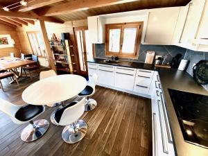 Eldhús eða eldhúskrókur á Chalet Les Dalton, Morgins