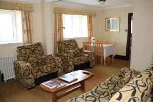 Devoncourt Short Term Rentals في اكسماوث: غرفة معيشة مع أريكة وطاولة
