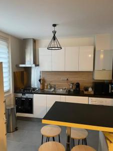 Kuchyňa alebo kuchynka v ubytovaní Appartement complet centre ville