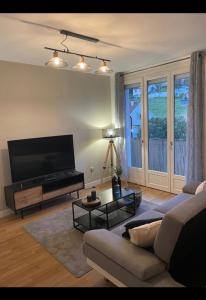 Televízia a/alebo spoločenská miestnosť v ubytovaní Appartement complet centre ville