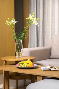 a plate of fruit on a table in a living room at Royal Azur Thalassa in Hammamet