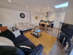 sala de estar con sofá y mesa en No.1 Bloom Apartments, Bath, en Bath