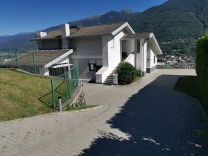a house on a hill with a driveway at B&B VILLA DIEGO in Sondrio