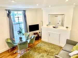 Et tv og/eller underholdning på EMMANUEL HOUSE - Beautiful 1-Bedroom Apt In Central Cambridge - Historical Building