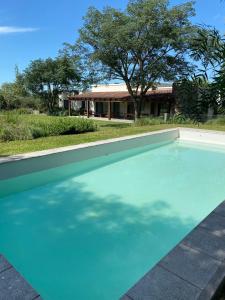 薩爾塔的住宿－Acogedora y amplia casa en Salta!，房屋前的游泳池