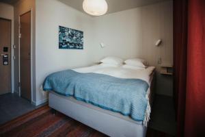 Rúm í herbergi á Gullmarsstrand Hotell & Konferens