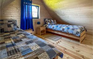 due letti in una baita con finestra di 2 Bedroom Beautiful Home In Mscice a Mścice