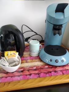 eine Kaffeemaschine auf einem Tisch neben einem Mixer in der Unterkunft L escale bretonne- séjour chez l habitant in Mordelles