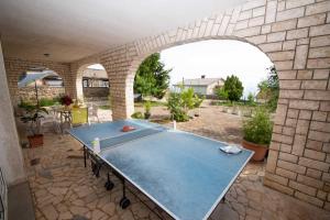 un tavolo da ping pong in un arco nel patio di Apartman Mjeda a Kastav (Castua)