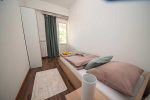 En eller flere senger på et rom på Apartman Mjeda