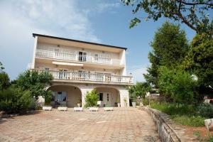 un grande edificio con balcone su una strada di mattoni di Apartman Mjeda a Kastav (Castua)