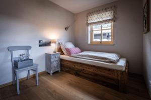 Un pat sau paturi într-o cameră la Chalet Blümlein