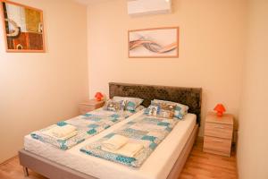 sypialnia z łóżkiem z 2 poduszkami w obiekcie Bazaltorgona Vendégház w mieście Kisapáti