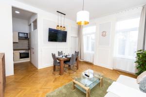 Телевизор и/или развлекательный центр в Austrian designed Home close to city centre