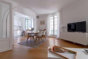 Televízia a/alebo spoločenská miestnosť v ubytovaní Bel appartement bourgeois au centre-ville de Biarritz