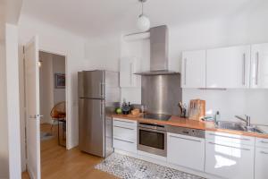 Kuchyňa alebo kuchynka v ubytovaní Bel appartement bourgeois au centre-ville de Biarritz