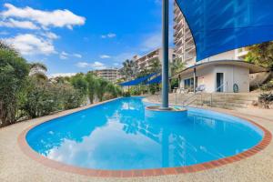 Larrakeyah的住宿－Lifestyle Rich Waterfront Residence with Bay Views，大楼前的蓝色海水游泳池