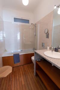 a bathroom with a tub and a sink and a toilet at Bel appartement bourgeois au centre-ville de Biarritz in Biarritz