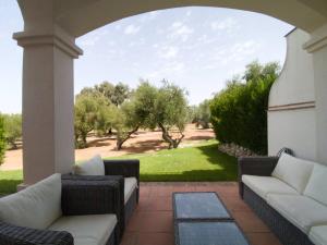 un patio con sofás y vistas a un patio en Villa Fairways Golf By Mila Prieto, en Arcos de la Frontera