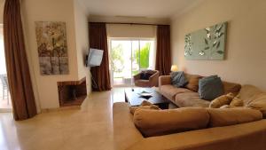 Villa Fairways Golf By Mila Prieto في أركوس ديلا فرونتيرا: غرفة معيشة مع أريكة ومدفأة