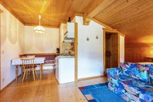 eine Küche und ein Wohnzimmer mit einem Tisch und einem Sofa in der Unterkunft Ferienwohnung Weissbacher in Sankt Martin bei Lofer