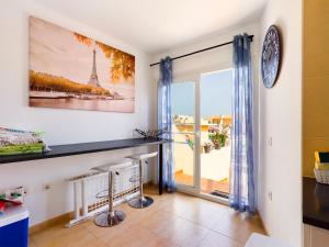 カレタ・デ・フステにあるModern 3 bedroom house with large pool and fast internet, 100ft from the sea - sleeps 6のエッフェル塔が見えるリビングルーム +74枚の写真