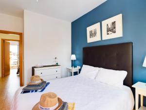 カレタ・デ・フステにあるModern 3 bedroom house with large pool and fast internet, 100ft from the sea - sleeps 6のベッドルーム1室(大型ベッド1台、帽子2つ付)
