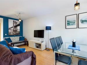カレタ・デ・フステにあるModern 3 bedroom house with large pool and fast internet, 100ft from the sea - sleeps 6のリビングルーム(ガラステーブル、ソファ付)