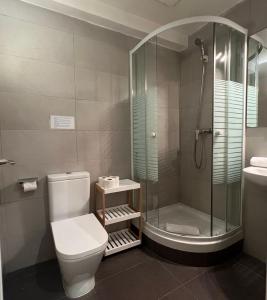 ein Bad mit einer Dusche, einem WC und einem Waschbecken in der Unterkunft Stay U-nique Apartments Aribau II in Barcelona