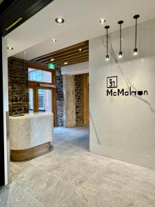 a lobby of a m marina building with a reception desk at Le 31 McMahon in Quebec City