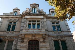 a large stone building with windows on top of it at appartement de charme, vue bassin, parking gratuit in Arcachon