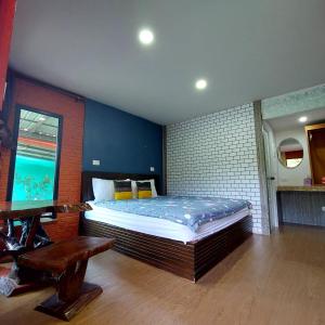 a bedroom with a large bed and a table at Rapeepat Residential and Resort in Ban Nong Khaman