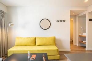 Uma área de estar em Cilene del Fuego Suites & Spa